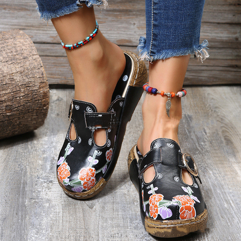 Sandalen und Pantoletten im Ethno-Stil mit Pflaumenblüten-Motiv