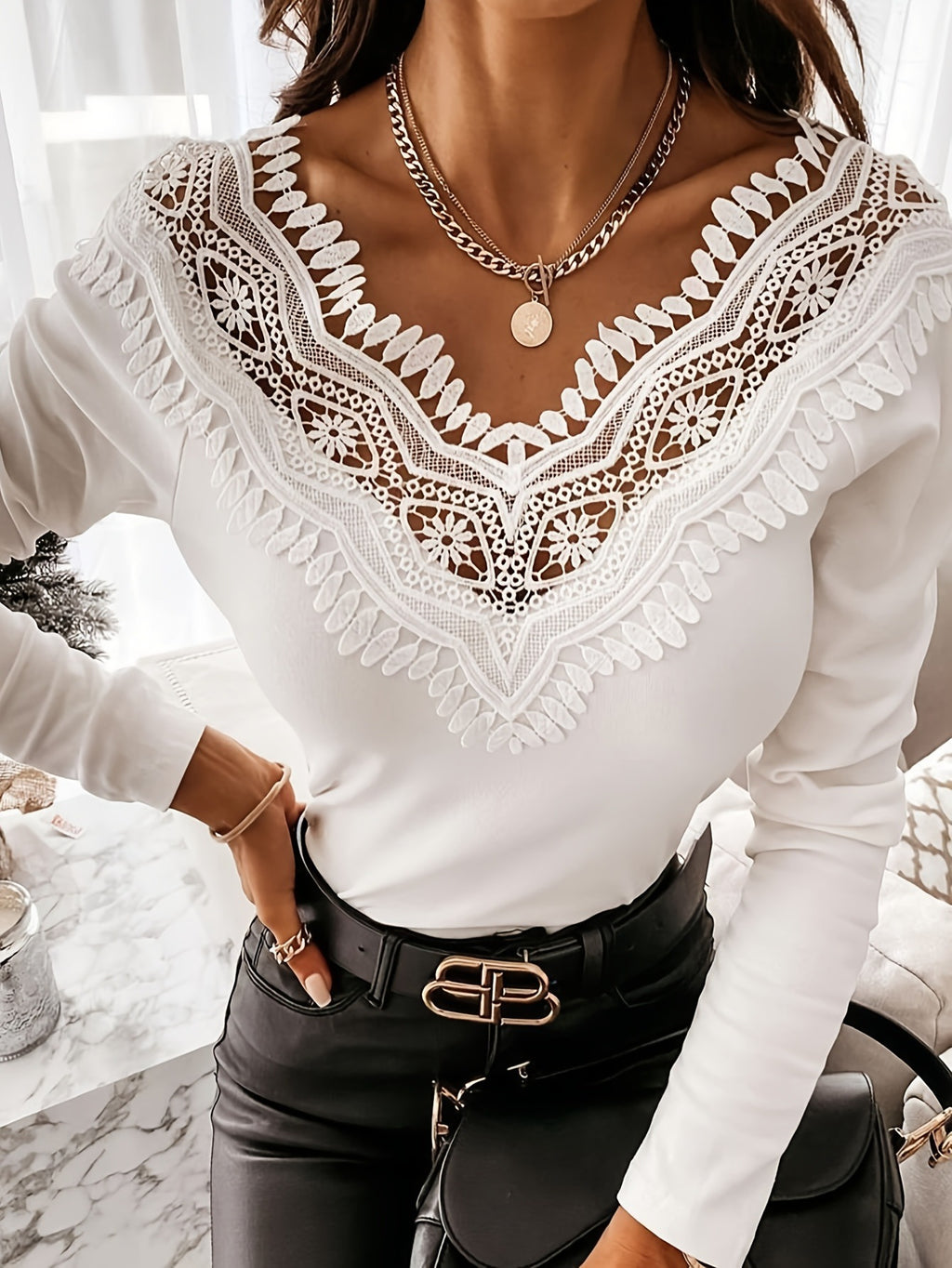 Camiseta tipo pulóver con cuello en V y ribete de encaje doble V