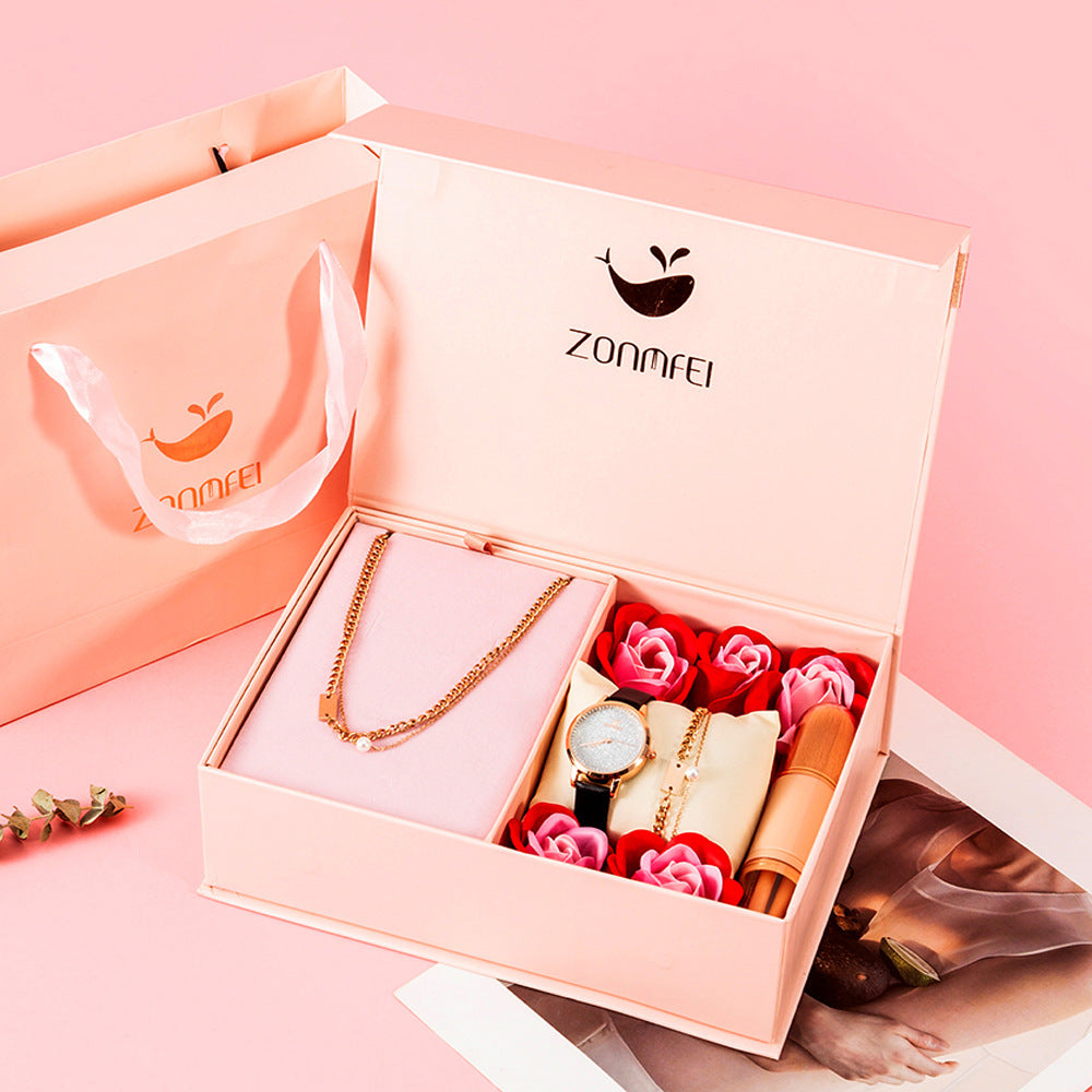 Detta fyrdelade presentset för damer kombinerar en stilren quartzklocka med matchande smycken och en makeupborste, vilket gör det till en komplett och elegant gåvobox.
