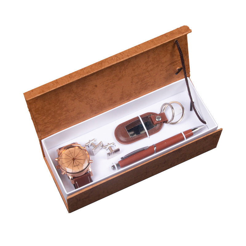 Detta fyrdelade presentset för män kombinerar modern och enkel design med praktiska accessoarer som passar både vardag och arbete.