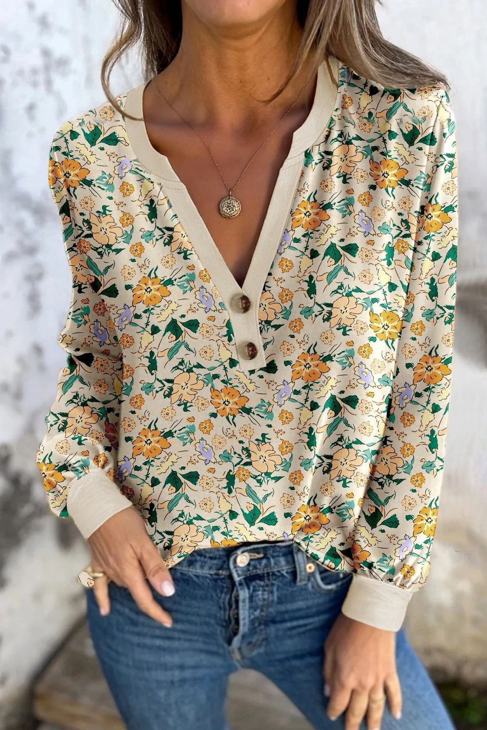 Top de manga larga con cuello en V con muesca, botones y estampado floral caqui