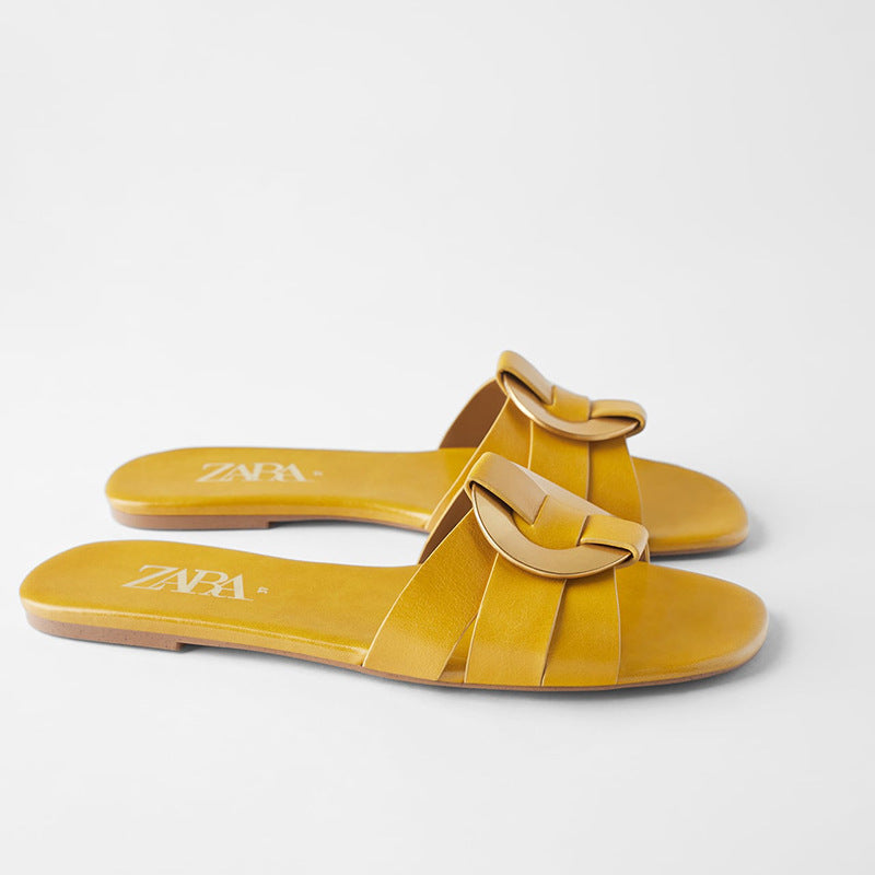 Sandalen und Hausschuhe aus Rindsleder mit eckiger Zehenpartie und Metallschnalle