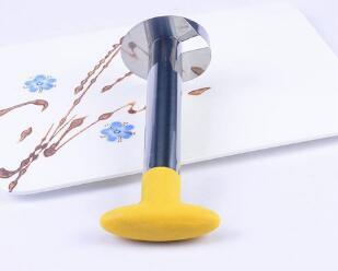 En ananaskärare avsedd för att skala, kärna ur och skiva ananas i ett moment.