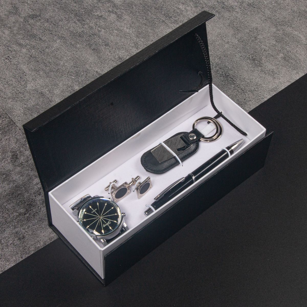 Detta fyrdelade presentset för män kombinerar modern och enkel design med praktiska accessoarer som passar både vardag och arbete.