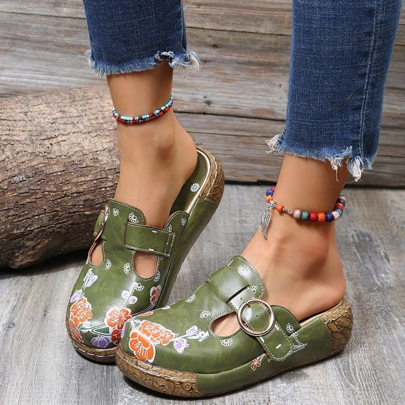Sandalen und Pantoletten im Ethno-Stil mit Pflaumenblüten-Motiv