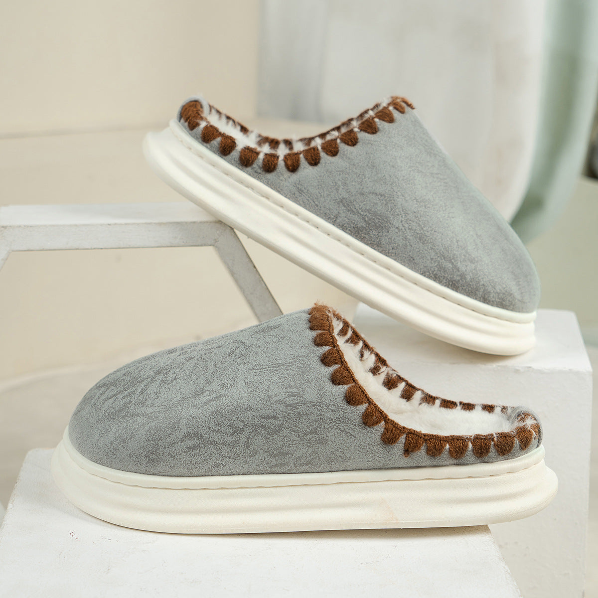 Zapatillas de algodón de moda para invierno con diseño cosido lateral, antideslizantes para interior, pantuflas de felpa para dormitorio, zapatos de casa para mujer y pareja