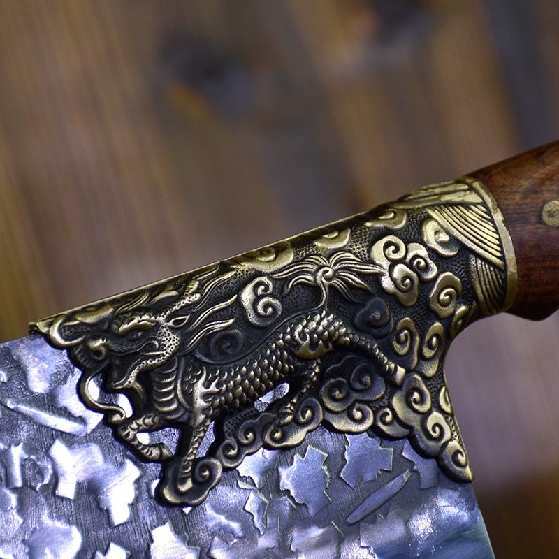 Handsmidd kökskniv för både kött och grönsaker, tillverkad i 7CR17MOV-stål med hög korrosionsbeständighet och god skärpehållning.