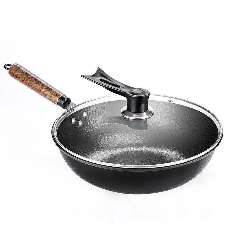 Traditioneller, handgefertigter Wok aus Eisen mit Holzgriff, hergestellt aus hochreinem Eisen ohne chemische Beschichtung.