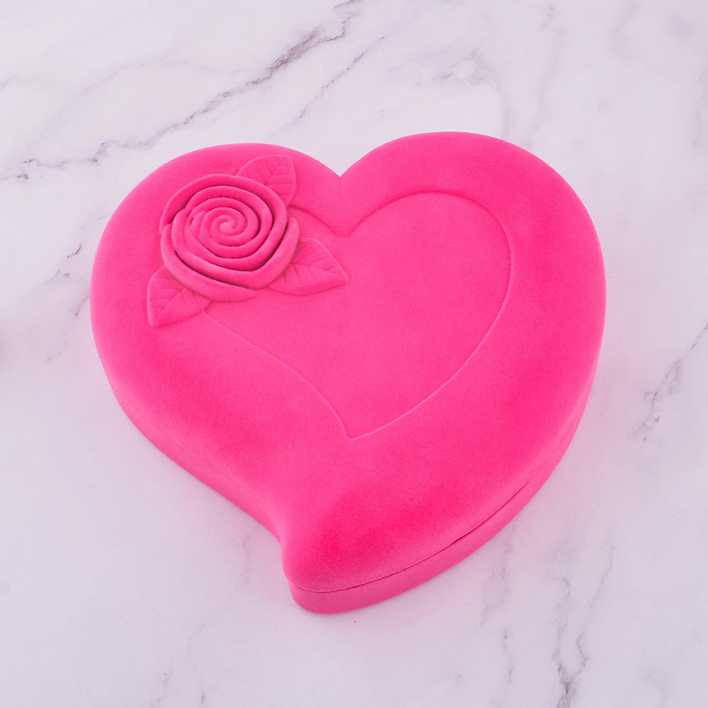 Detta smyckes- och klockset är framtaget för kvinnor som uppskattar enkel, elegant och stilren design.