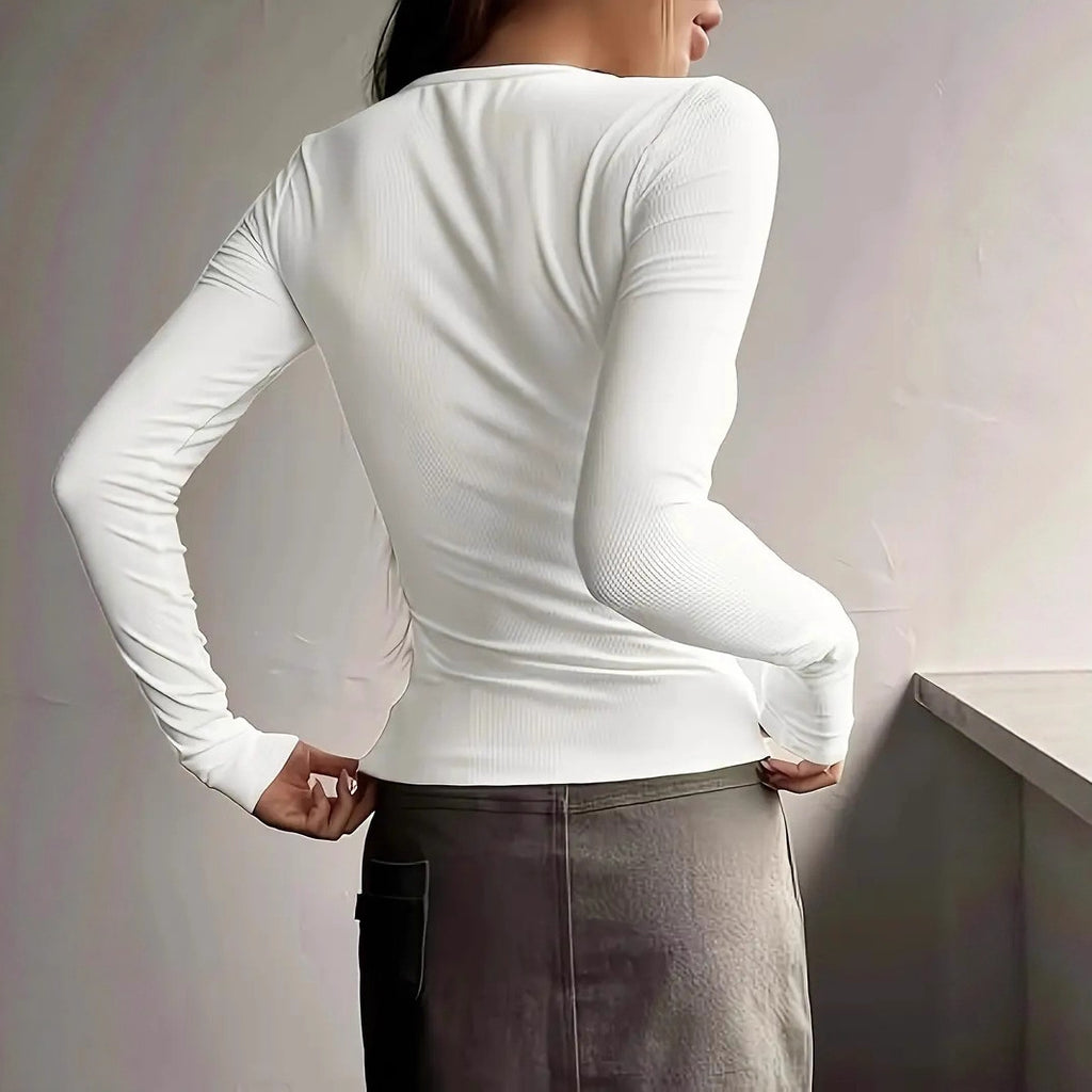 Moda tendencia con tapeta frontal de botones y manga larga