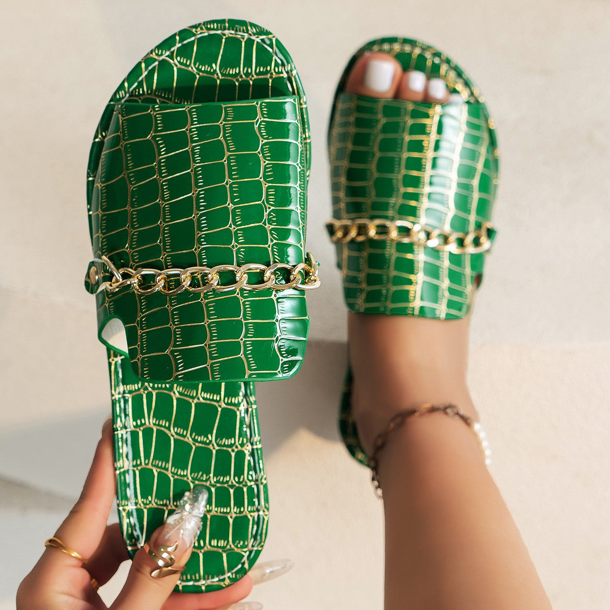 Chanclas planas de playa elegantes con cadena, talla grande