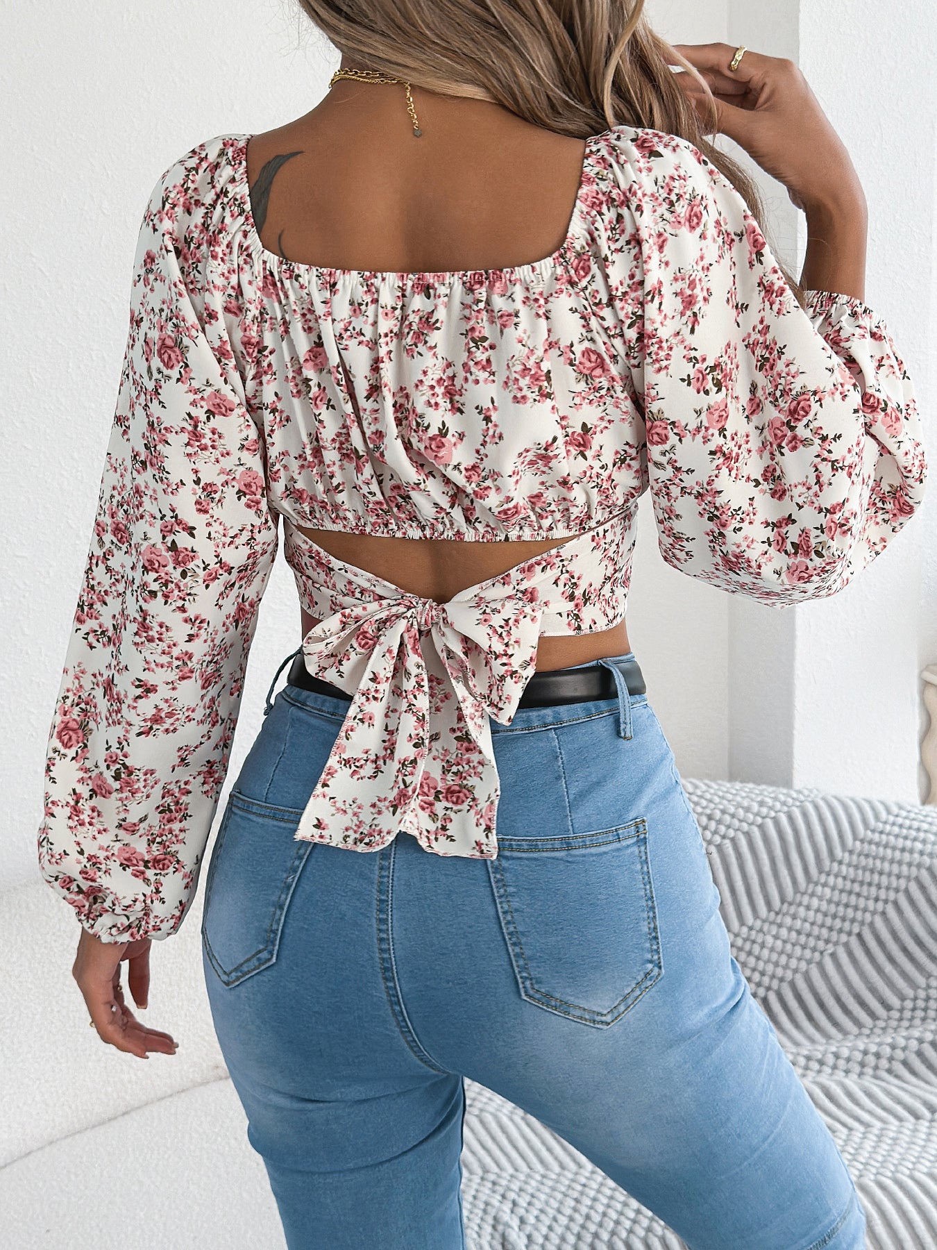 Top corto de gasa con estampado floral, mangas abullonadas y lazo en la cintura para mujer