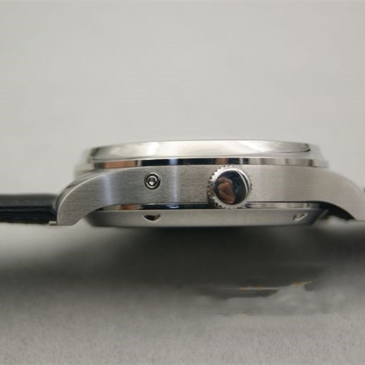 En exklusiv Parnis-herrklocka med automatisk uppvridning och pålitligt Seagull ST2502-urverk