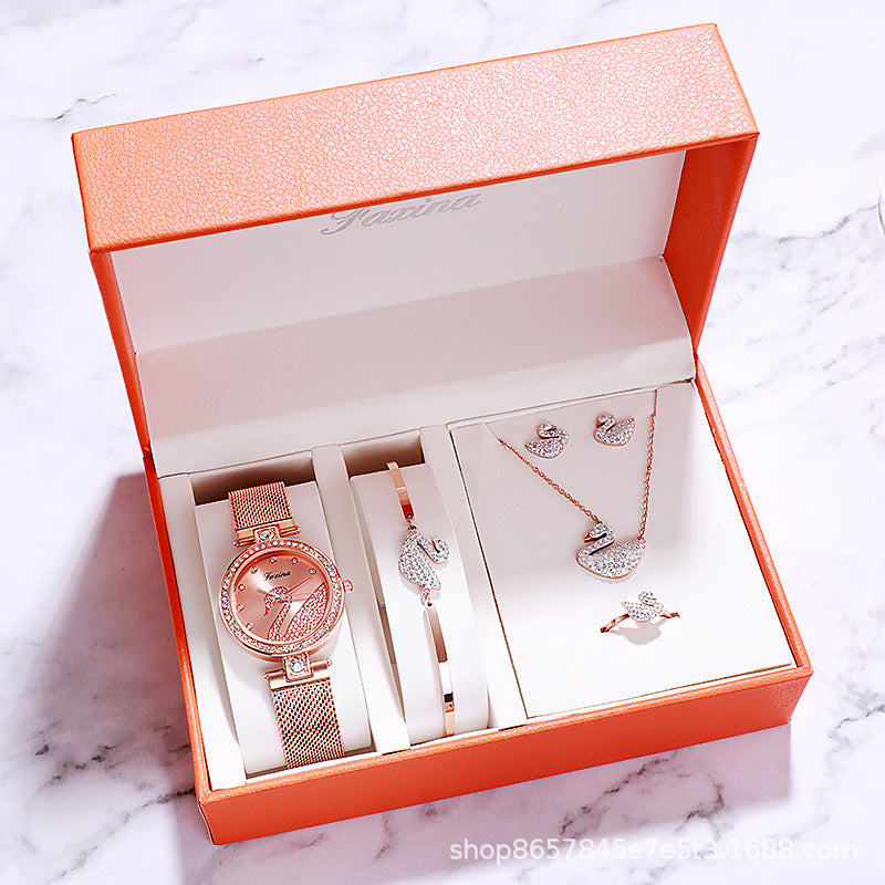 Presentset med damklocka, armband, halsband och ring i matchande design.