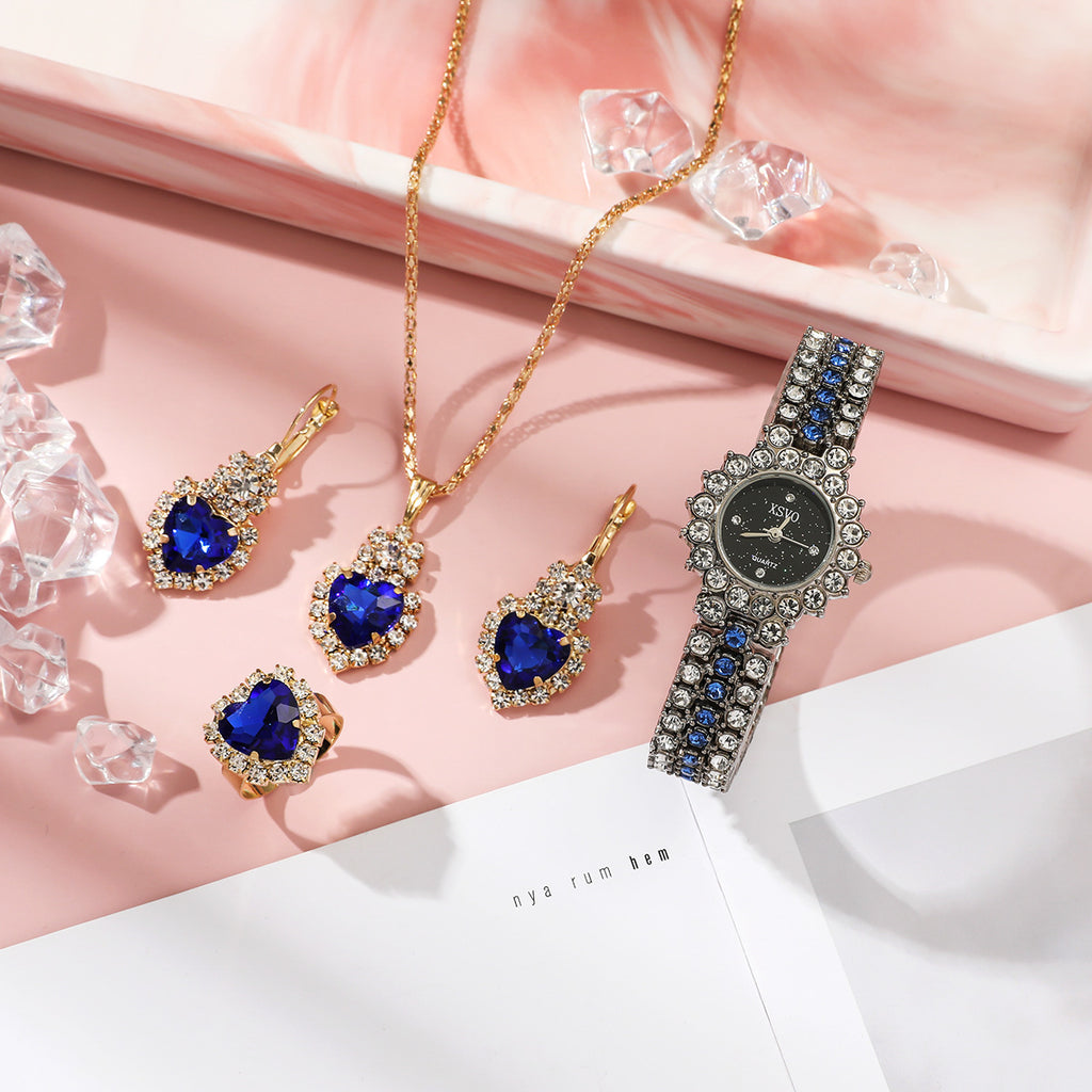 Lyxigt damset med gypsophila-detaljer – glittrande klocka och smycken i matchande stil