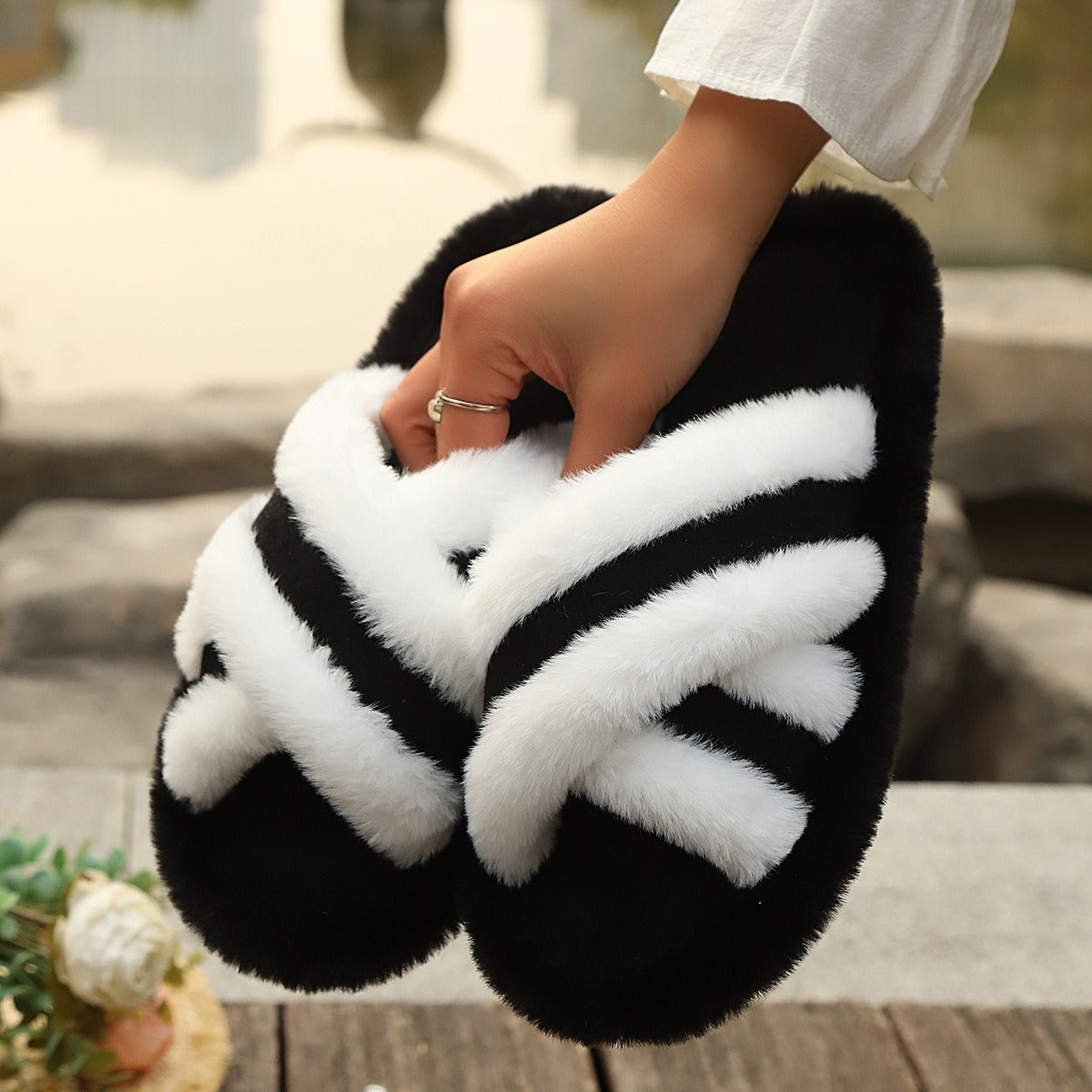 Pantuflas mullidas con tira cruzada, costuras y plataforma, cálidas y casuales