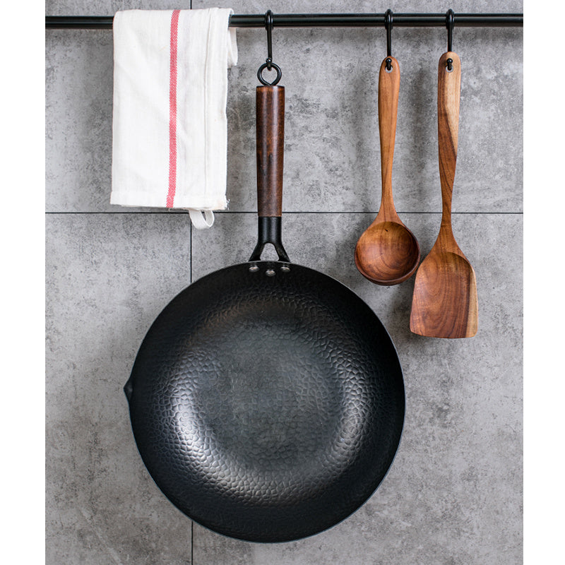 Traditioneller, handgefertigter Wok aus Eisen mit Holzgriff, hergestellt aus hochreinem Eisen ohne chemische Beschichtung.