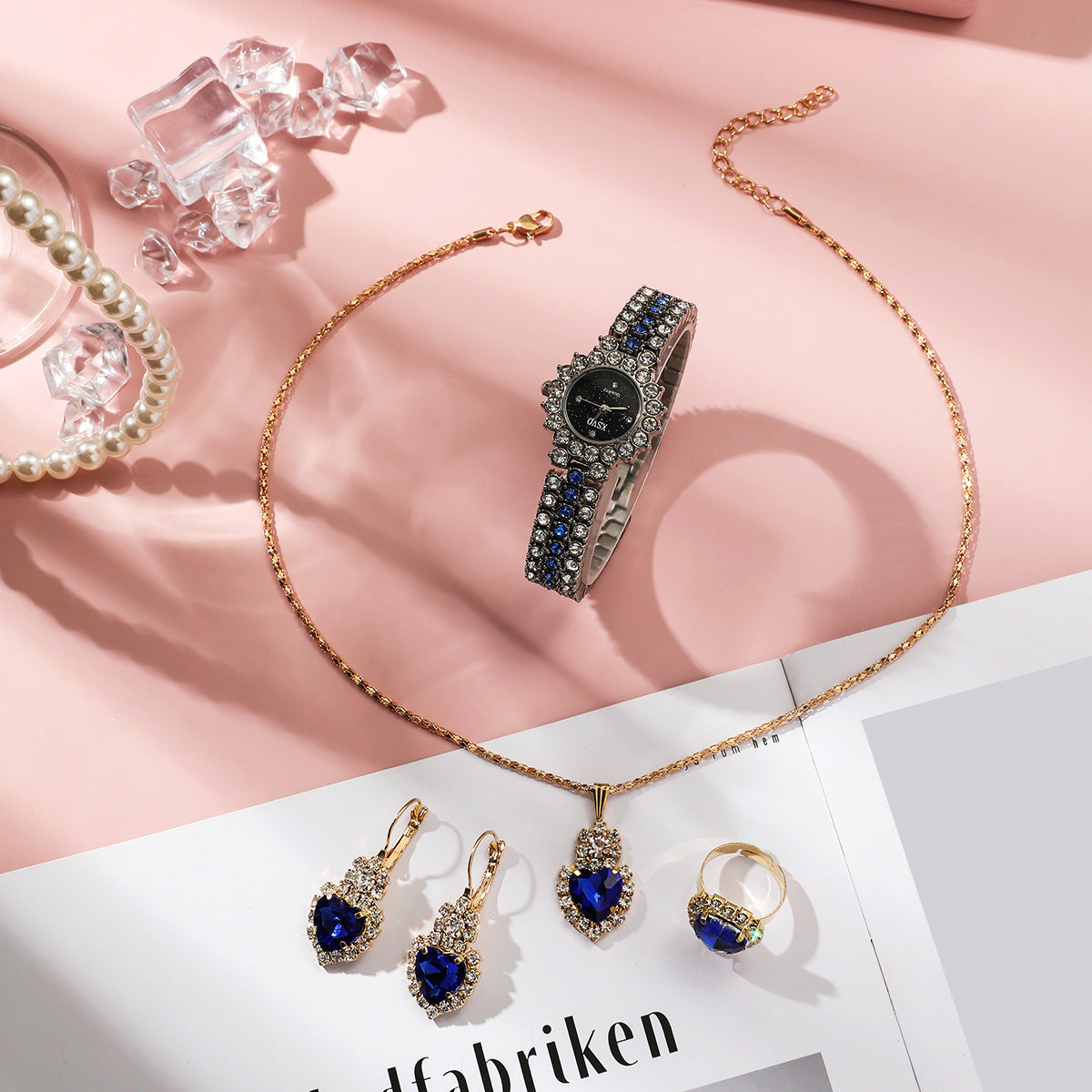 Lyxigt damset med gypsophila-detaljer – glittrande klocka och smycken i matchande stil