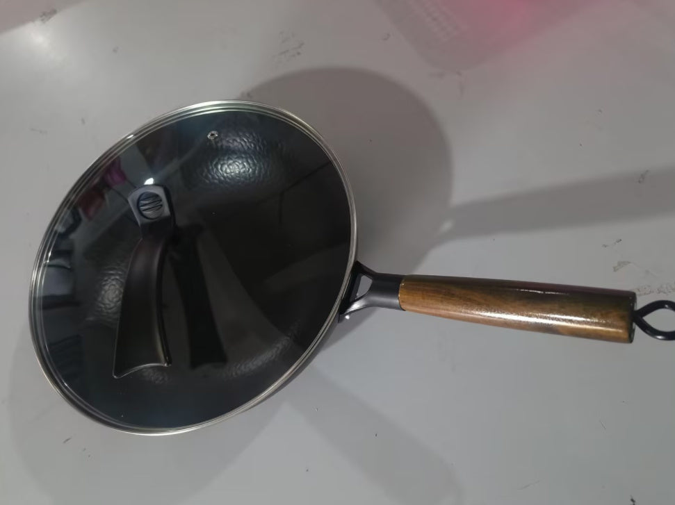 Traditioneller, handgefertigter Wok aus Eisen mit Holzgriff, hergestellt aus hochreinem Eisen ohne chemische Beschichtung.