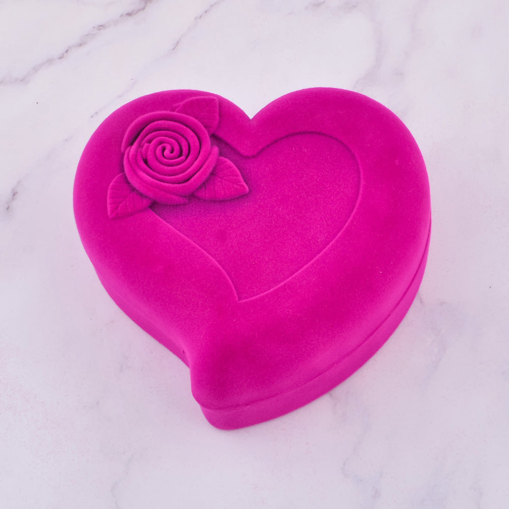 Detta smyckes- och klockset är framtaget för kvinnor som uppskattar enkel, elegant och stilren design.