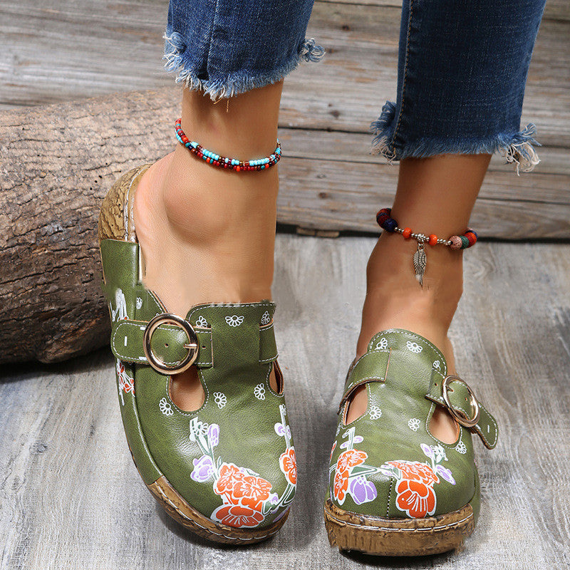 Sandalen und Pantoletten im Ethno-Stil mit Pflaumenblüten-Motiv