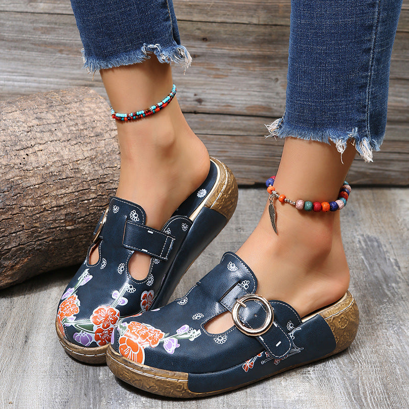 Sandalen und Pantoletten im Ethno-Stil mit Pflaumenblüten-Motiv