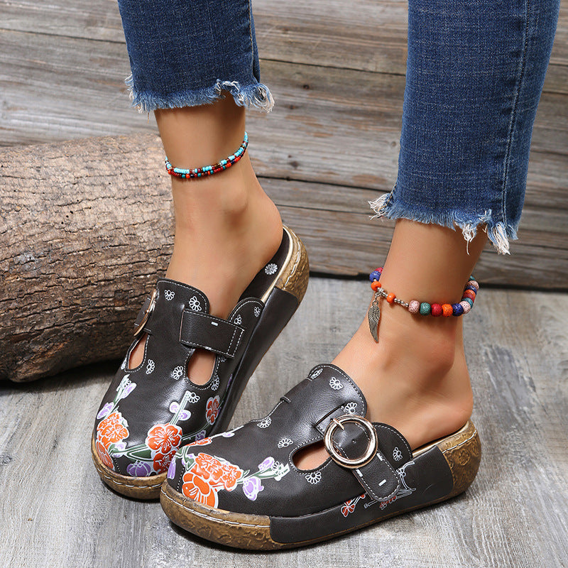 Sandalen und Pantoletten im Ethno-Stil mit Pflaumenblüten-Motiv
