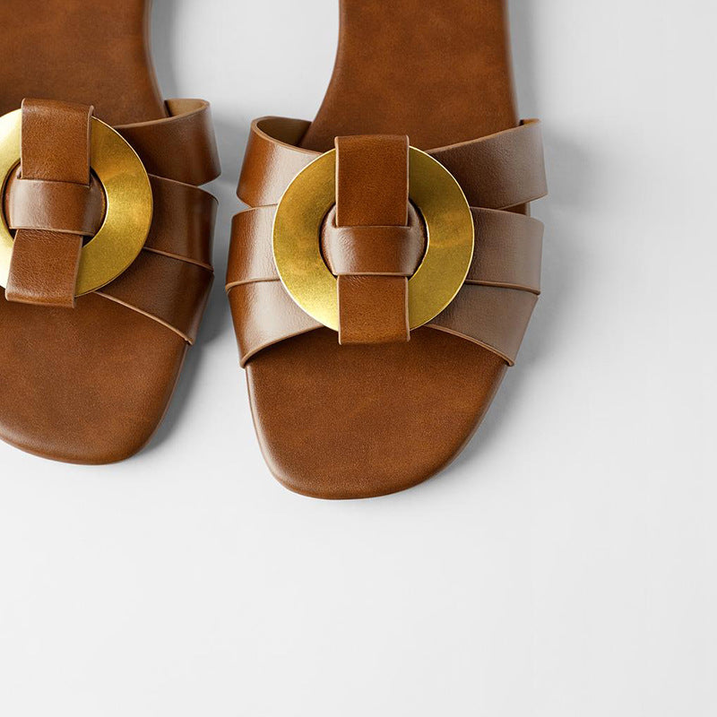 Sandalen und Hausschuhe aus Rindsleder mit eckiger Zehenpartie und Metallschnalle