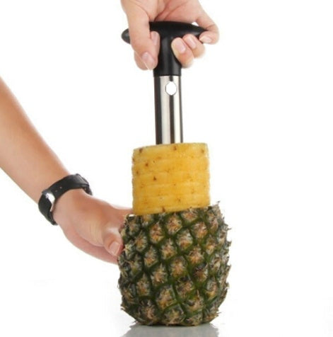 En ananaskärare avsedd för att skala, kärna ur och skiva ananas i ett moment.