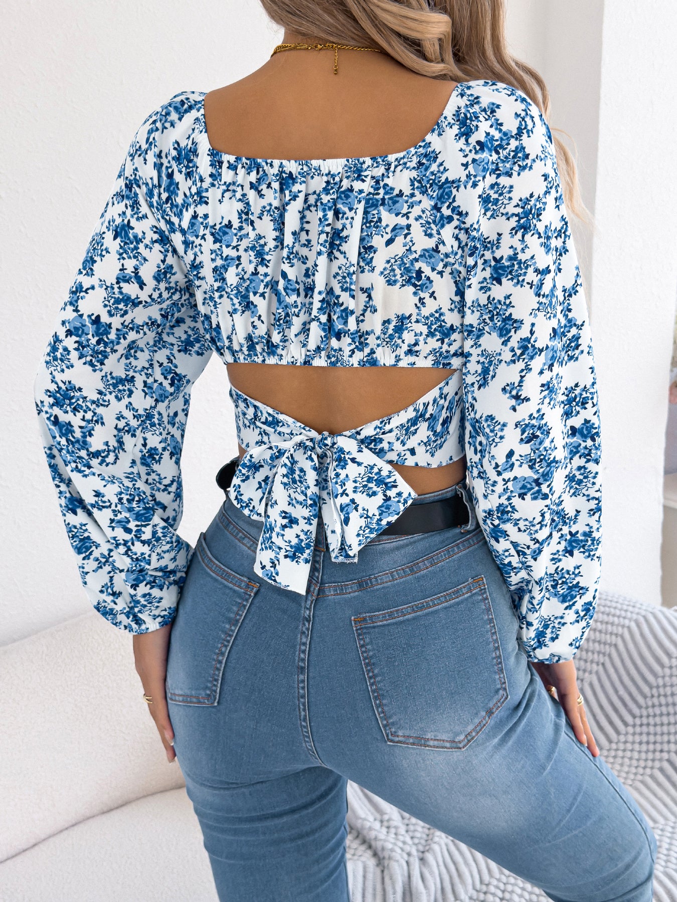 Top corto de gasa con estampado floral, mangas abullonadas y lazo en la cintura para mujer