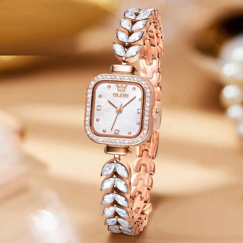 Klockan kombinerar ett dekorativt smyckes armband med en praktisk urtavla