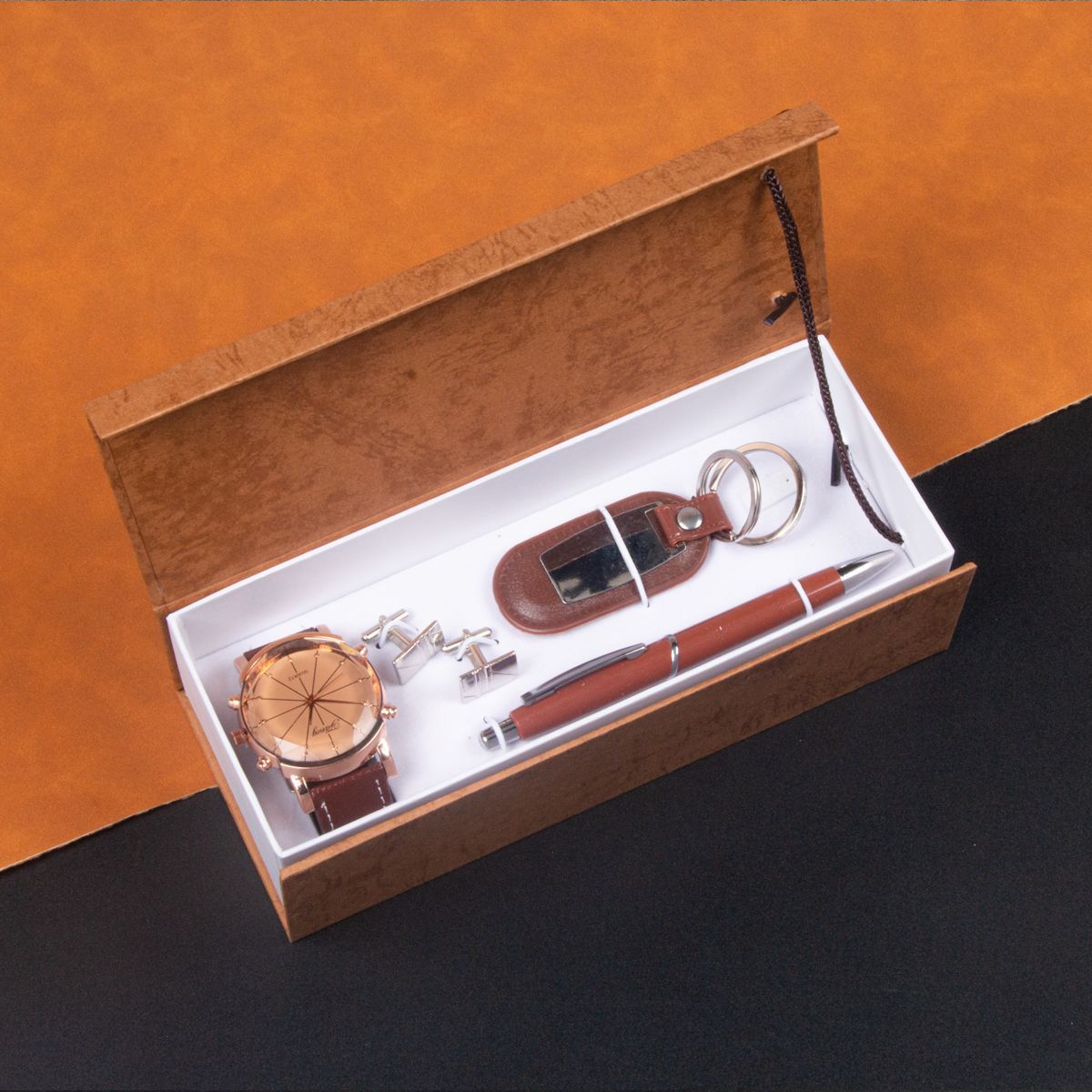 Detta fyrdelade presentset för män kombinerar modern och enkel design med praktiska accessoarer som passar både vardag och arbete.