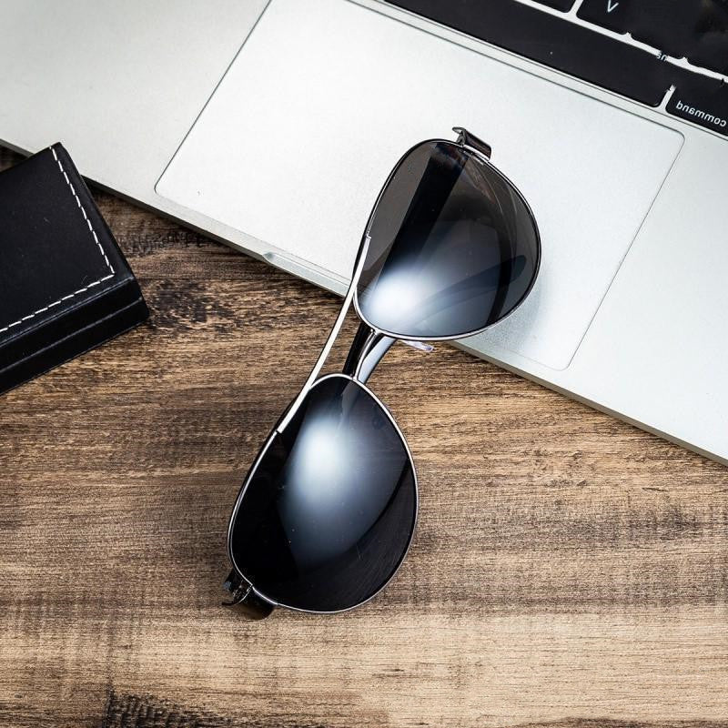 Detta exklusiva presentset erbjuder en komplett kombination av stil och funktion för både män och kvinnor.