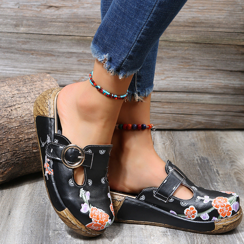 Sandalen und Pantoletten im Ethno-Stil mit Pflaumenblüten-Motiv