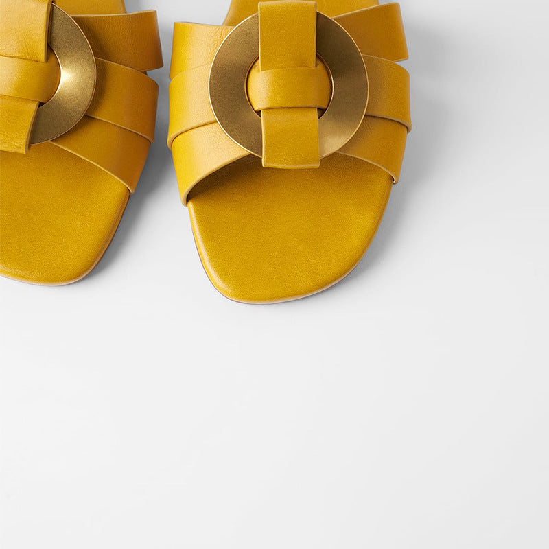 Sandalen und Hausschuhe aus Rindsleder mit eckiger Zehenpartie und Metallschnalle