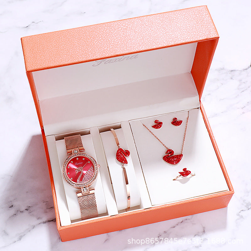 Presentset med damklocka, armband, halsband och ring i matchande design.