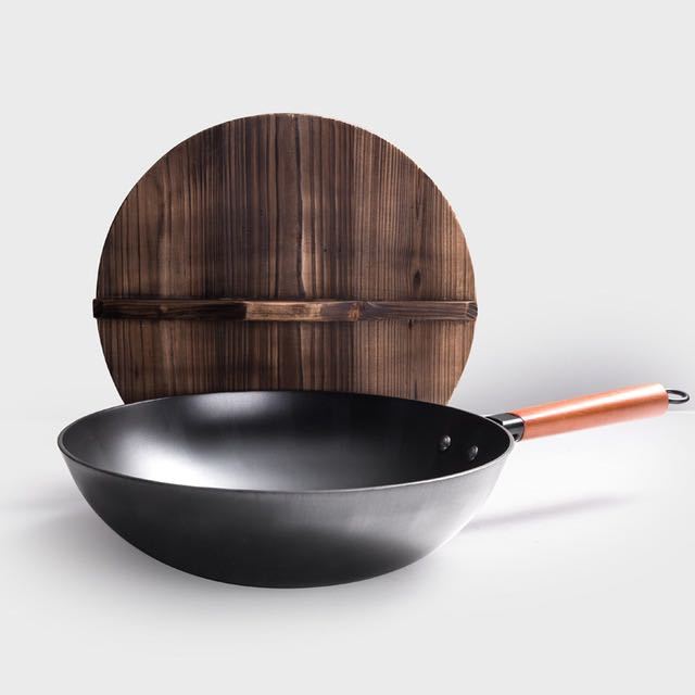 Traditioneller, handgefertigter Wok aus Eisen mit Holzgriff, hergestellt aus hochreinem Eisen ohne chemische Beschichtung.