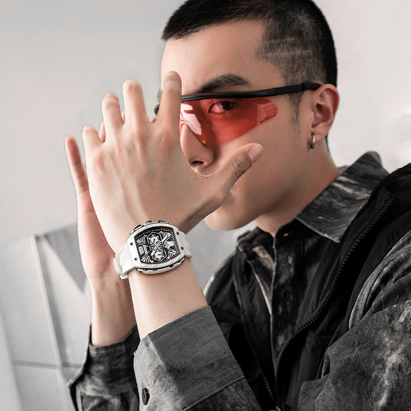 Med en tjocklek på 12 mm har klockan en balanserad profil