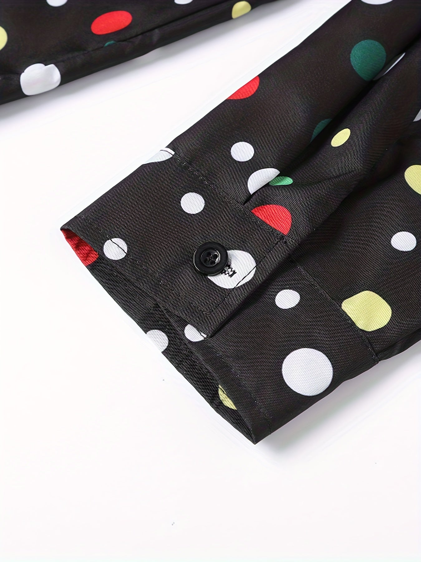 Una camisa de manga larga, informal y versátil, con estampado de lunares para adolescentes y hombres