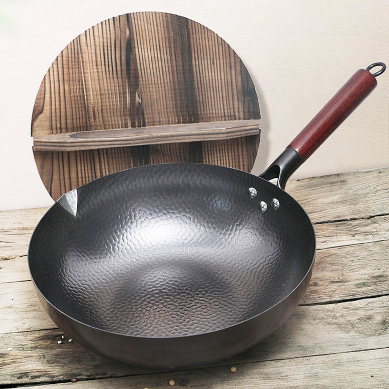 Traditioneller, handgefertigter Wok aus Eisen mit Holzgriff, hergestellt aus hochreinem Eisen ohne chemische Beschichtung.