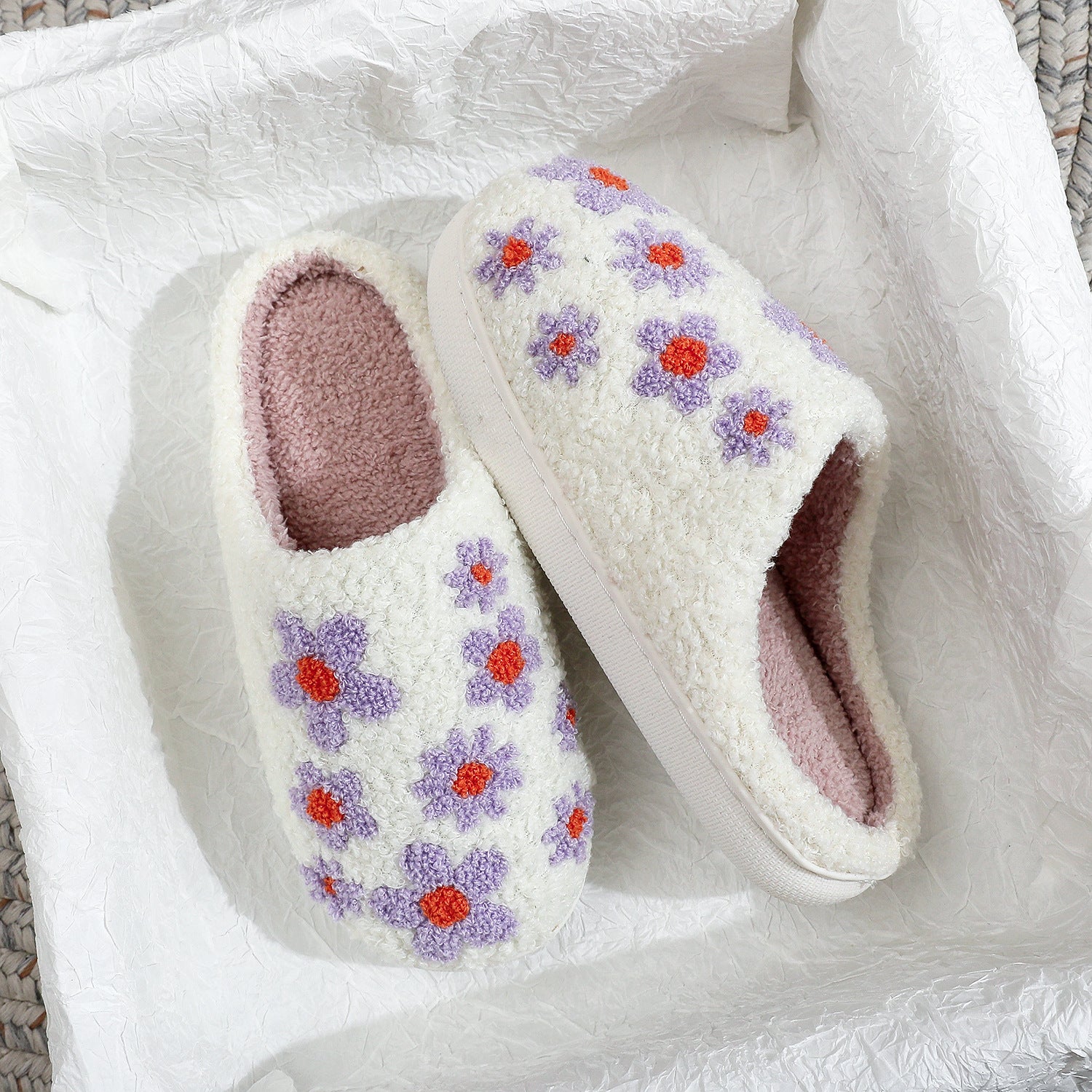 Pantufla de lana bordada con flor de hibisco