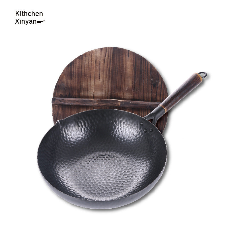 Traditioneller, handgefertigter Wok aus Eisen mit Holzgriff, hergestellt aus hochreinem Eisen ohne chemische Beschichtung.