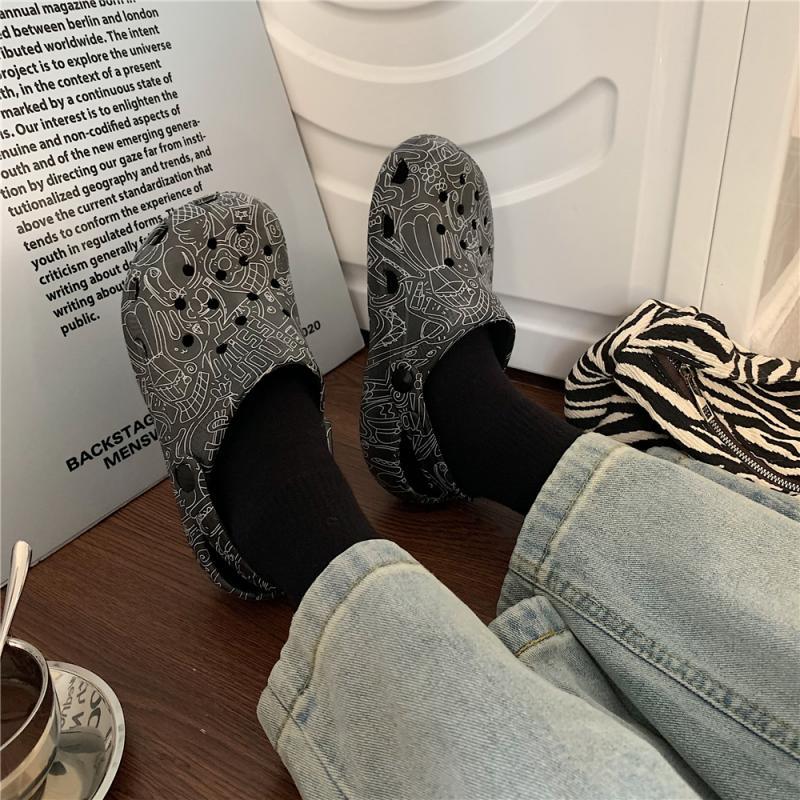 Zuecos de interior con suela gruesa, diseño graffiti y perforaciones para enfermería