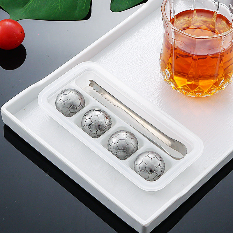 Piedra de whisky de acero inoxidable con partículas de hielo, ideal para enfriar whisky y vino, reciclable.