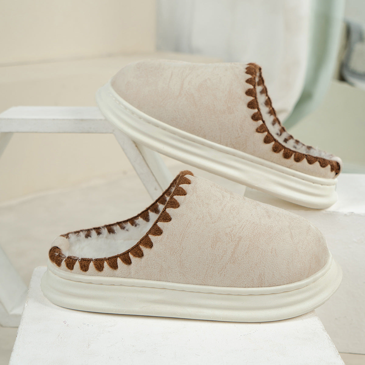 Zapatillas de algodón de moda para invierno con diseño cosido lateral, antideslizantes para interior, pantuflas de felpa para dormitorio, zapatos de casa para mujer y pareja