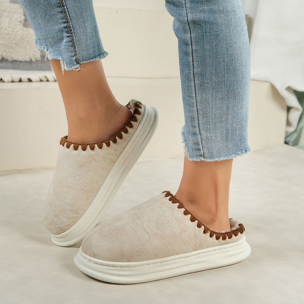 Zapatillas de algodón de moda para invierno con diseño cosido lateral, antideslizantes para interior, pantuflas de felpa para dormitorio, zapatos de casa para mujer y pareja