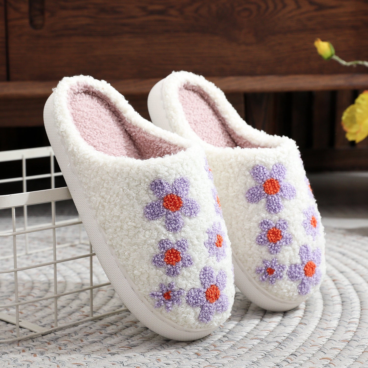 Pantufla de lana bordada con flor de hibisco
