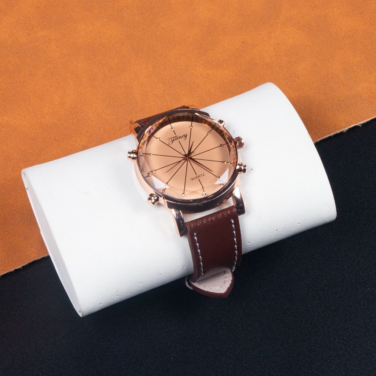 Detta fyrdelade presentset för män kombinerar modern och enkel design med praktiska accessoarer som passar både vardag och arbete.