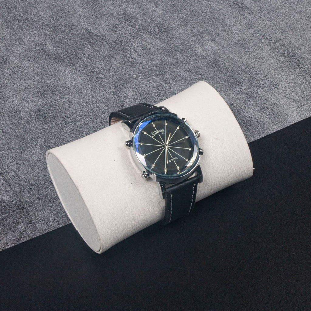 Detta fyrdelade presentset för män kombinerar modern och enkel design med praktiska accessoarer som passar både vardag och arbete.