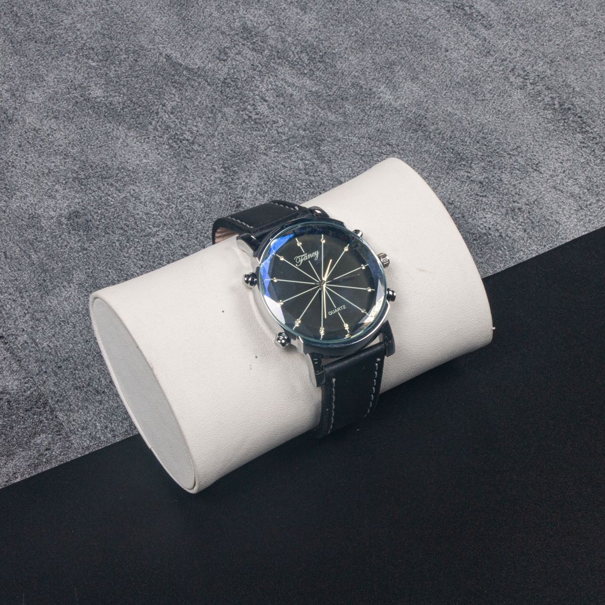 Detta fyrdelade presentset för män kombinerar modern och enkel design med praktiska accessoarer som passar både vardag och arbete.